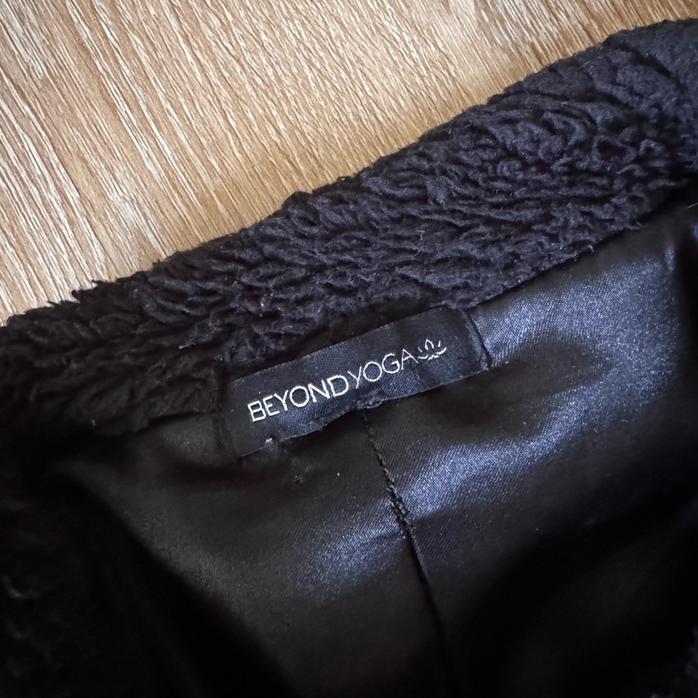 Beyond Yoga Black Teddy Fleece Zip Up Sweater Size M - Picture 4 of 6